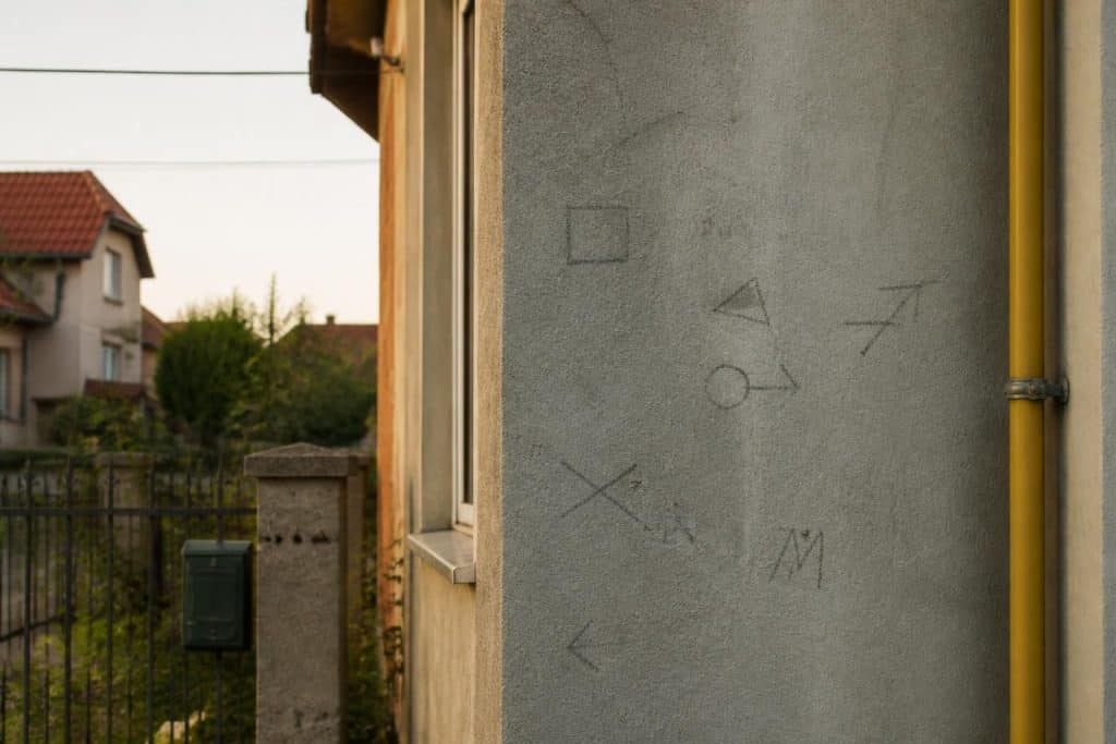 découvrez comment identifier les signes de cambriolage utilisés par les cambrioleurs roumains, apprenez à reconnaître leurs symboles et comprenez leurs significations pour mieux protéger votre maison.