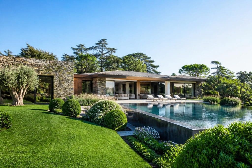 découvrez la maison d'alain delon à douchy, une propriété d'exception dont le prix est estimé entre 5 et 10 millions d’euros, alliant luxe et élégance.