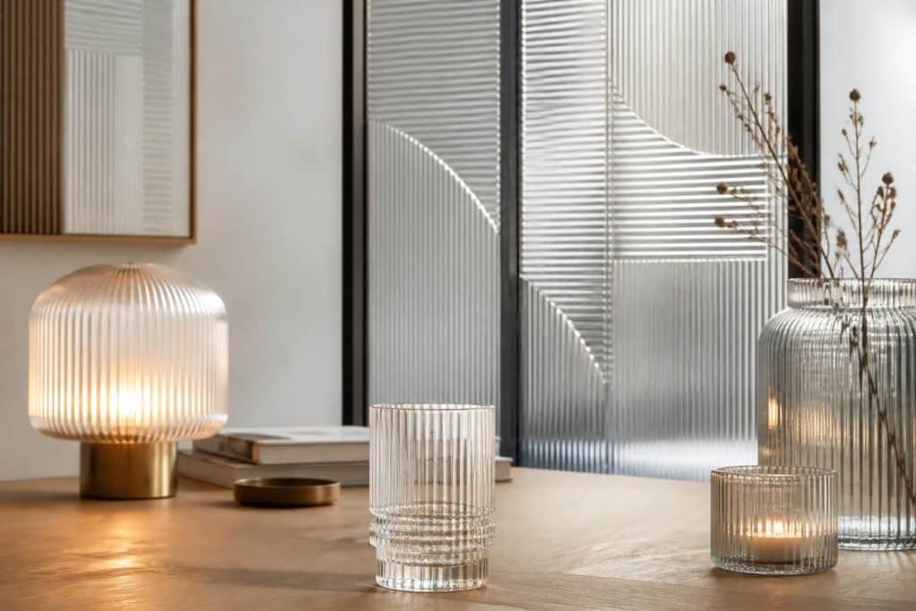 découvrez le verre strié, alliant esthétique et fonctionnalité, idéal pour des applications décoratives sur mesure. personnalisez vos espaces avec élégance grâce à ses motifs uniques.