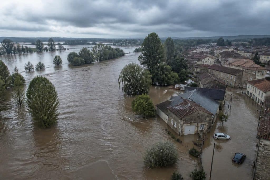 découvrez les causes et les risques des crues saisonnières en france pour mieux comprendre ce phénomène naturel et savoir comment s'en protéger efficacement.