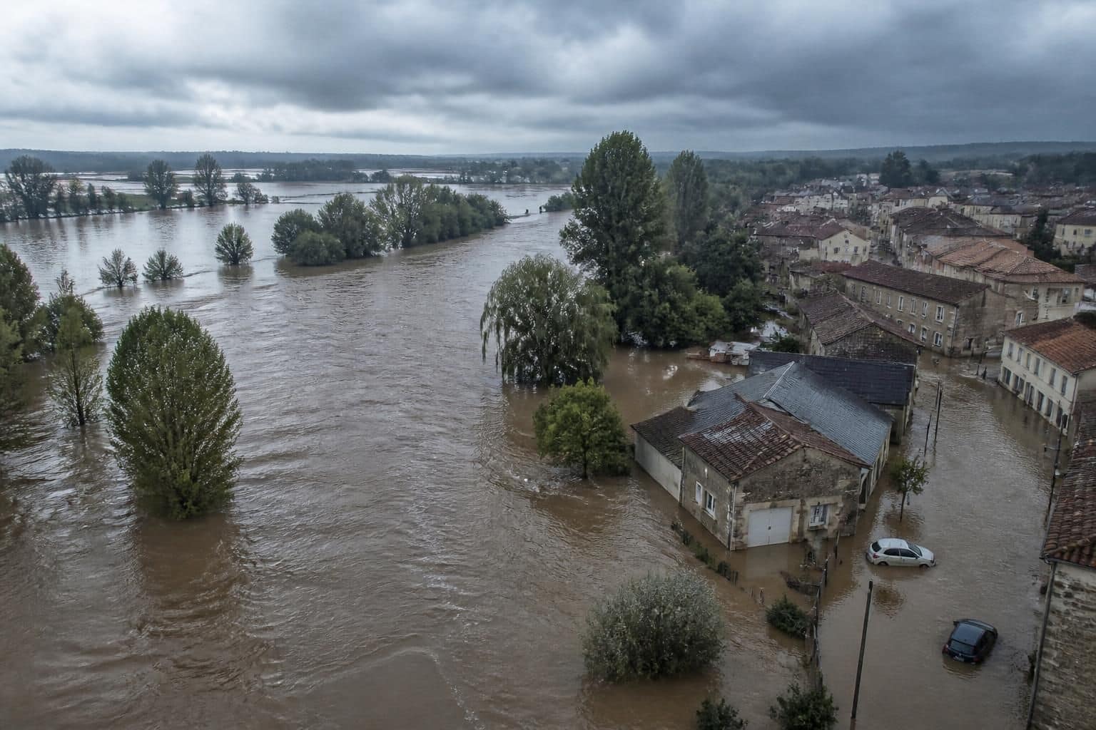 découvrez les causes et les risques des crues saisonnières en france pour mieux comprendre ce phénomène naturel et savoir comment s'en protéger efficacement.